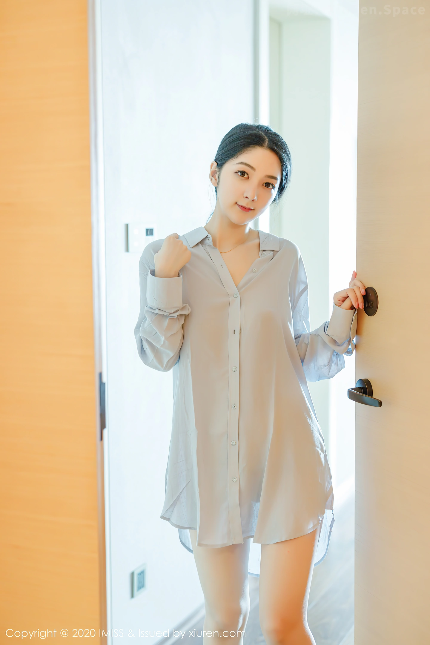 图片[4]-[IMISS爱蜜社]Vol.499 女神Angela小热巴女友视觉主题性感衬衣秀白嫩美腿诱惑写真52P-秀人网官方网站